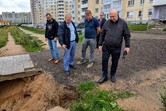 На новый стадион в Рождественском сползает песчаный склон
